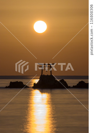 Offshore torii gate and full moon (Nada Beach, Kitsuki City, Oita Prefecture) 116808306