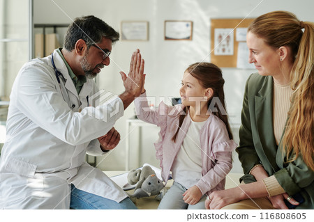Giving high five to cute little patient Giving high five to cute little patient 116808605