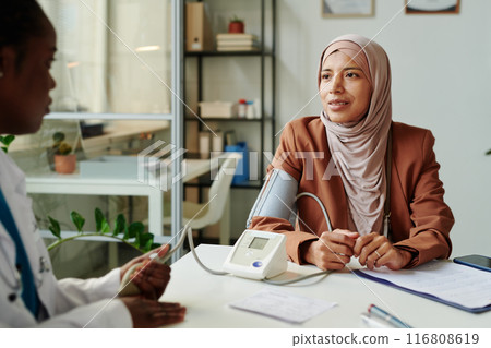 Asking doctor questions in clinics Asking doctor questions in clinics 116808619