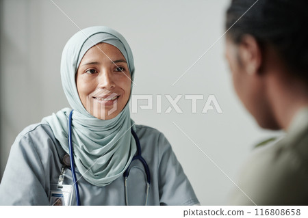 Clinician looking at patient with smile 116808658