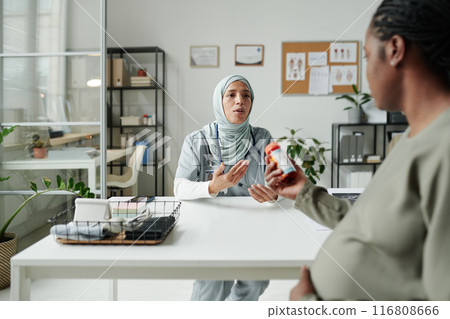 Clinician consulting pregnant woman 116808666