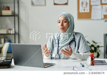 Explaining how to prevent complications 116808674