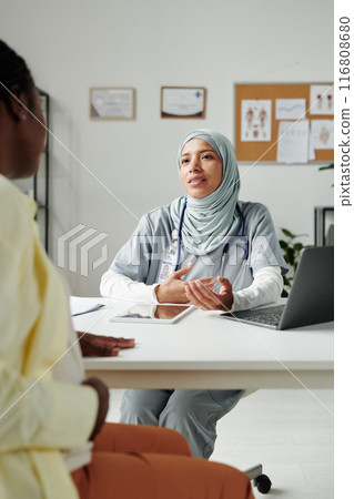 Giving medical advice to pregnant woman Giving medical advice to pregnant woman 116808680