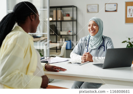 Doctor consulting pregnant patient Doctor consulting pregnant patient 116808681