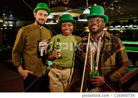 Friends in green hats and casual attire 116808736