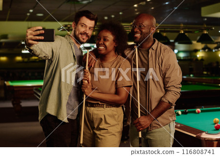 Group of friends taking selfie in pub 116808741
