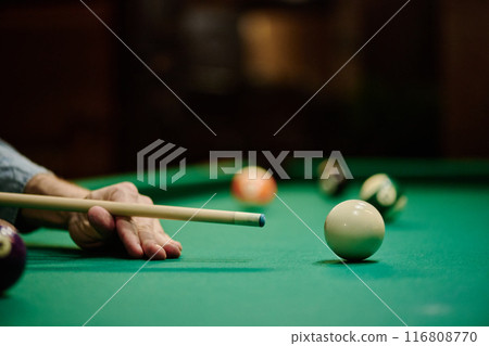 Billiard cue in hands of male player 116808770