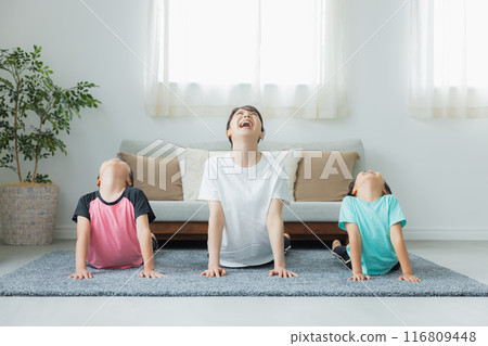 一家人在客廳鍛鍊身體 116809448