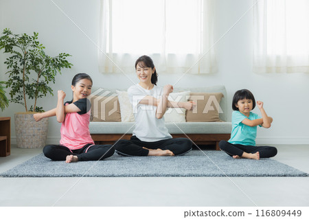 一家人在客廳鍛鍊身體 116809449