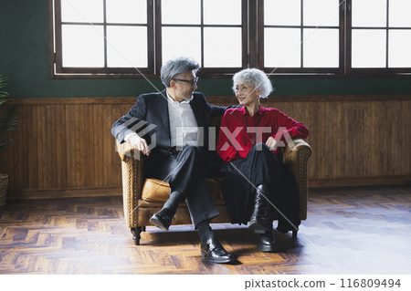 坐在沙發上的白髮夫婦 116809494