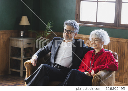 坐在沙發上的白髮夫婦 116809495