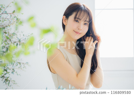 年輕女性的護髮形象 年輕女性的護髮形象 116809580