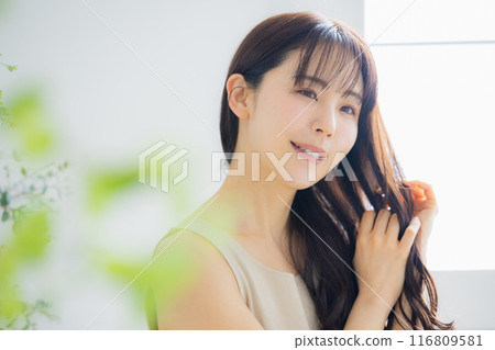 年輕女性的護髮形象 年輕女性的護髮形象 116809581