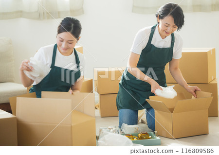 Moving and packing service image 116809586
