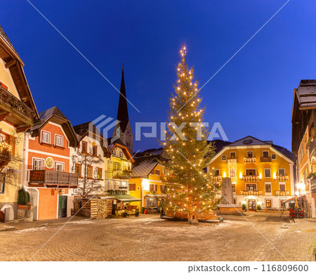 Old medieval town hall square in Hallstatt at Christmas. 116809600