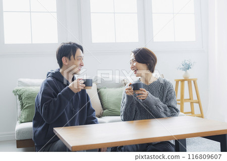 Couple drinking tea Couple drinking tea 116809607