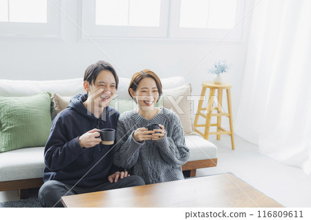 Couple drinking tea 116809611