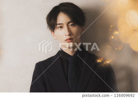 穿黑西裝的男人 116809692