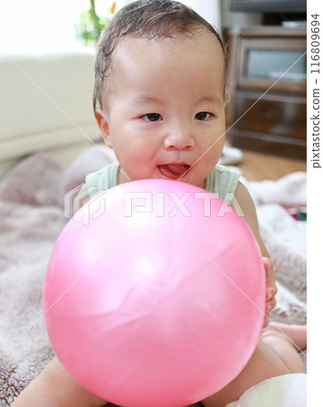 嬰兒坐著玩耍 嬰兒坐著玩耍 116809694
