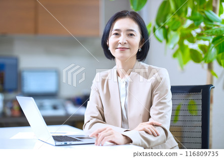 Middle woman working in the office Middle woman working in the office 116809735