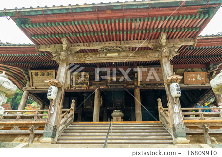 岐阜縣揖斐川町谷組山華嚴寺正殿的階梯,綠意盎然 岐阜縣揖斐川町谷組山華嚴寺正殿的階梯,綠意盎然 116809910