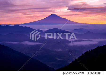 蒼白晨光映照下的懸雲、山脈和富士山 116810049