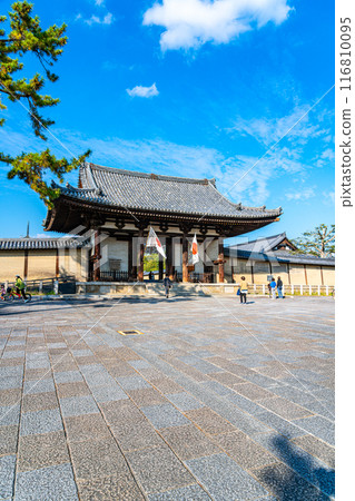 [Nara Prefecture] The South Gate of Horyuji Temple under a beautiful blue sky 116810095