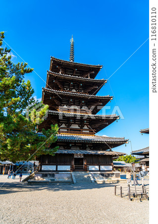 [Nara Prefecture] The five-story pagoda of Horyuji Temple under a beautiful blue sky 116810110