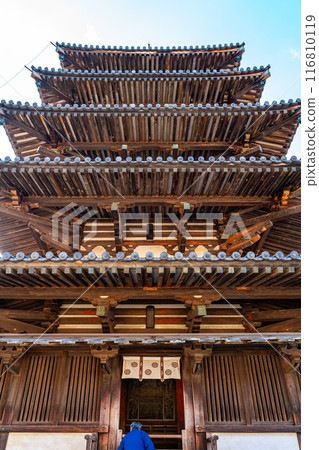 [Nara Prefecture] Horyu-ji Temple's five-story pagoda seen from directly below 116810119