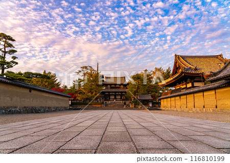 [Nara Prefecture] A dynamic autumn sky at dusk over Horyuji Temple 116810199