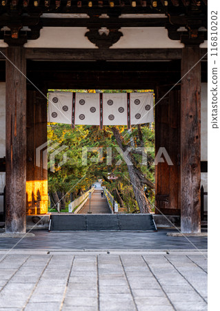 [奈良縣] 從法隆寺院內看到的南大門和黃昏時的走道 116810202