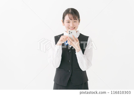 拿著智慧型手機的穿著制服的微笑的女人 116810303