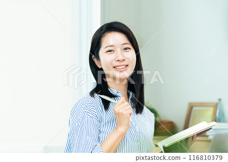 研究計算機的婦女 116810379