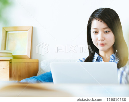 在客廳裡扮演個人電腦的女人 在客廳裡扮演個人電腦的女人 116810588