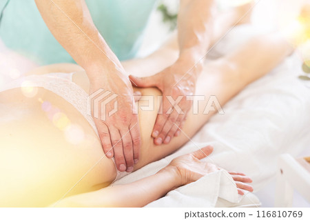 the client lies while the worker gives a massage 116810769