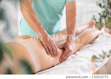 the client lies while the worker gives a massage 116810773