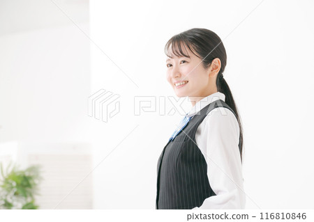A woman in her 20s wearing office clothes A woman in her 20s wearing office clothes 116810846