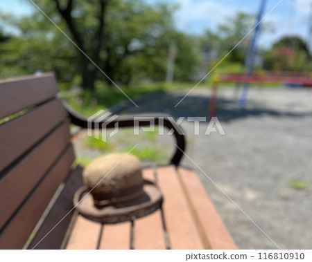 帽子放在公園的長椅上 116810910
