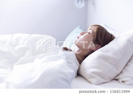 女人在床上睡覺 女人在床上睡覺 116811994