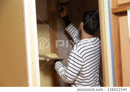 Interior construction: Putty processing 116812544