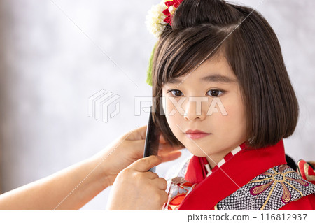 A girl in a kimono doing her hair 116812937