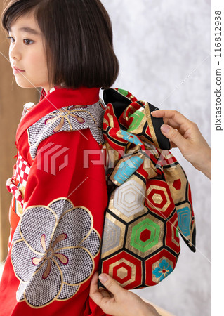 一個穿著和服的可愛女孩的特寫 116812938