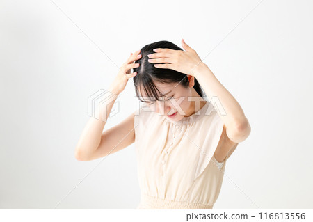 髪を気にする女性 116813556