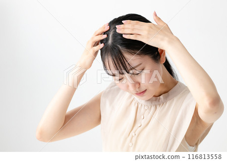 髪を気にする女性 髪を気にする女性 116813558