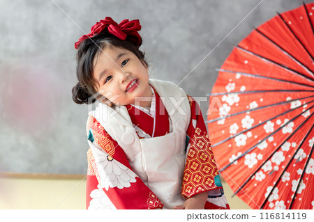 一個穿著和服、端坐得筆直的女孩 116814119