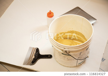 Interior construction: putty and tools Interior construction: putty and tools 116814327