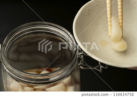 Shallot, cooking chopsticks, chopsticks up 116814738