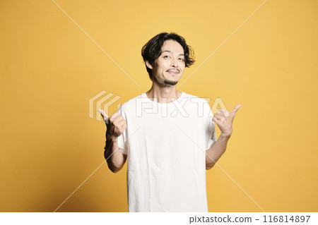 一個拿著彩色袋子擺姿勢的男人 116814897