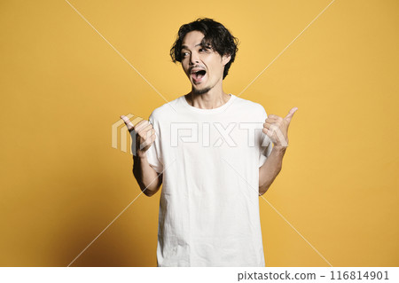 一個拿著彩色袋子擺姿勢的男人 116814901