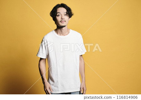 一個拿著彩色袋子擺姿勢的男人 一個拿著彩色袋子擺姿勢的男人 116814906